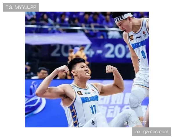 周琦穿拖鞋推菜篮子回家那一幕，赛场猛汉瞬间变邻家大叔